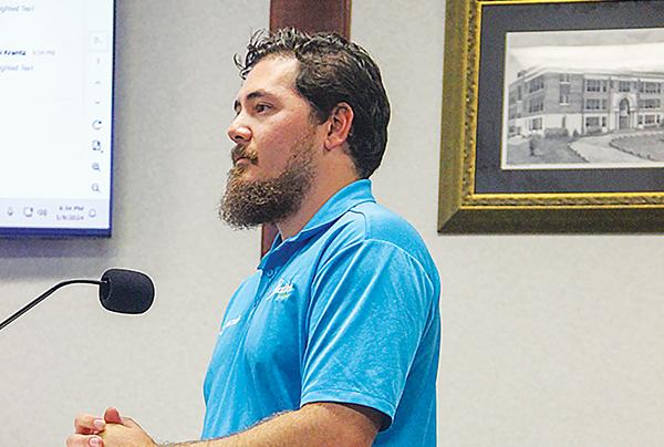 SARAH CAVACINI/Palatka Daily News – Outgoing Public Works Department Director Del McMillan talks about project updates at Thursday’s Palatka City Commission meeting.