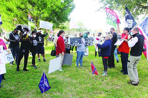 Both sides of the issue confront each other on the Putnam County Courthouse lawn.