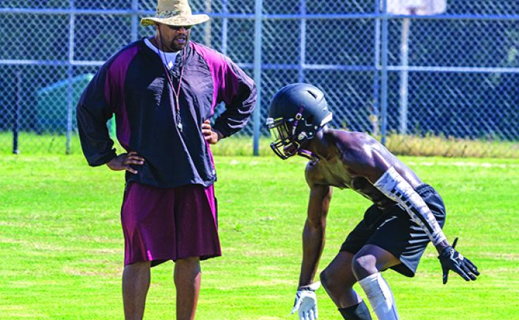 Clarence “Pooh Bear” Williams watches Kevin Williams during a practice drill last summer. (Daily News file photo)
