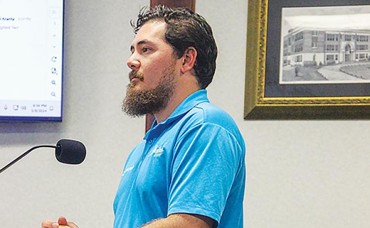 SARAH CAVACINI/Palatka Daily News – Outgoing Public Works Department Director Del McMillan talks about project updates at Thursday’s Palatka City Commission meeting.
