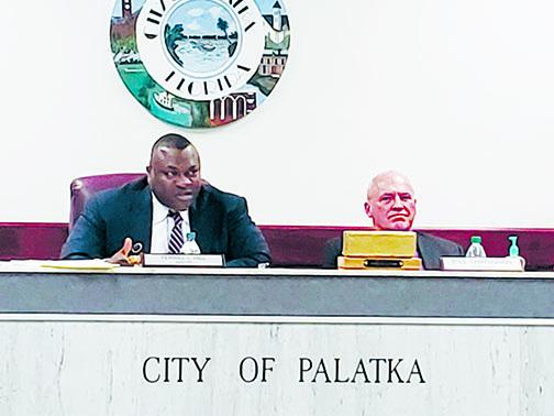 Palatka residents and officials discuss the city's trash pickup schedule.