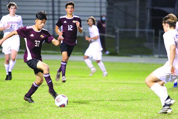 Crescent City’s Omar Rios (37) brings the ball up the field against Jacksonville Episcopal’s Charlie Reid during Wednesday’s regional first-round matchup. (MARK BLUMENTHAL / Palatka Daily News)