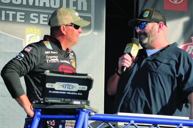 Palatka’s Cliff Prince talks about his tough day on the water with tournament Master of Ceremonies Dave Mercer. (GREG WALKER / Daily News correspondent)