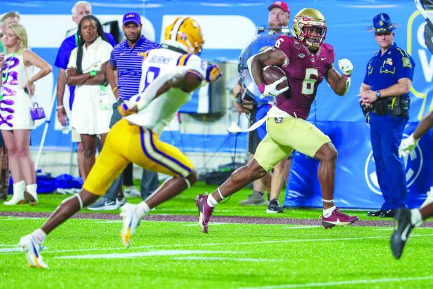 Florida State’s Jaheim Bell outraces LSU’s Major Burns to the end zone to finish a 44-yard score. (GREG OYSTER / Special to the Daily News)