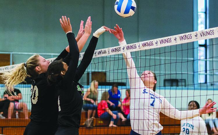 St. Johns River State College's Jordyn Pruski (right) had 26 assists and eight digs as the Vikings beat Florida Gateway in straight sets Monday night. (FRAN RUCHALSKI / Palatka Daily News)
