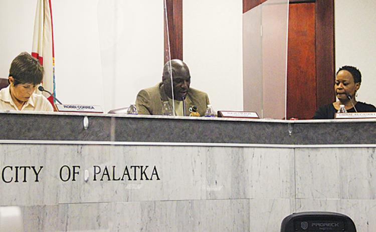 From left, Palatka Mayor Robbi Correa and Commissioners Rufus Borom and Tammie McCaskill discuss the process of choosing a city manager Monday afternoon.